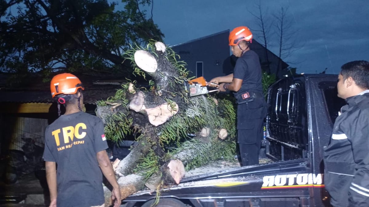 Korban Luka dan Kerugian Puluhan Juta Akibat Badai di Padang