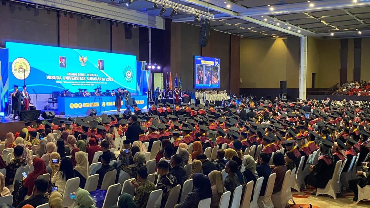 Rektor Arya Surendra, Wisudawan agar Semangat Ditengah Berbagai Kesulitan