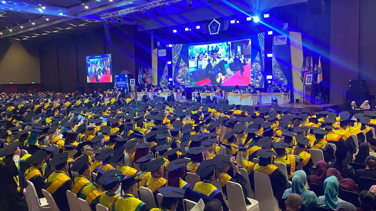 Prof. Sutoyo Beri Pesan Menggetarkan di Wisuda Unisri: “Wisuda Bukan Akhir, Tapi Awal Perjuangan Baru
