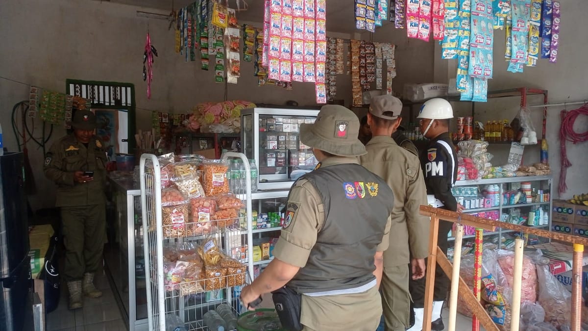 Satpol PP Jember Amankan Ratusan Bungkus Rokok Tanpa Cukai