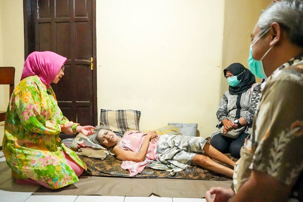 Jenguk Lansia Sakit, Bupati Lumajang Tekankan Pentingnya Kepedulian Sosial dan Gotong Royong Warga