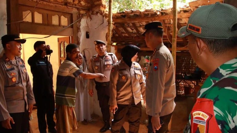 Polda Jatim Kunjungi Korban Gempa Bumi di Kecamatan Batang-Batang