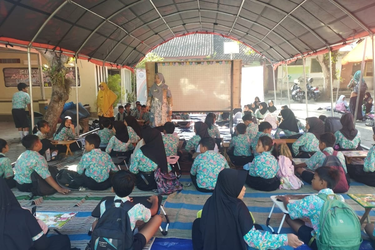 Akibat Gempa, Siswa SDN Kotakulon 2 Bondowoso Mengikuti KBM di Tempat Darurat