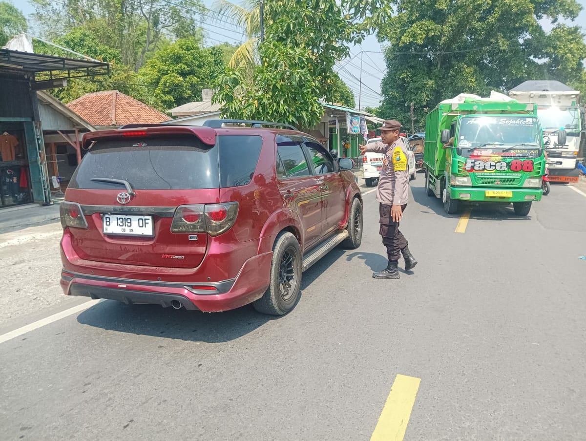 Dump Truk Pecah Ban, Polsek Tanah Merah Sigap Atur Lalu Lintas