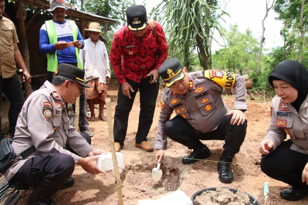 Kapolres Sumenep Letakkan Batu Pertama Bedah Rumah, Wujud Kepedulian Polri untuk Warga Kurang Mampu