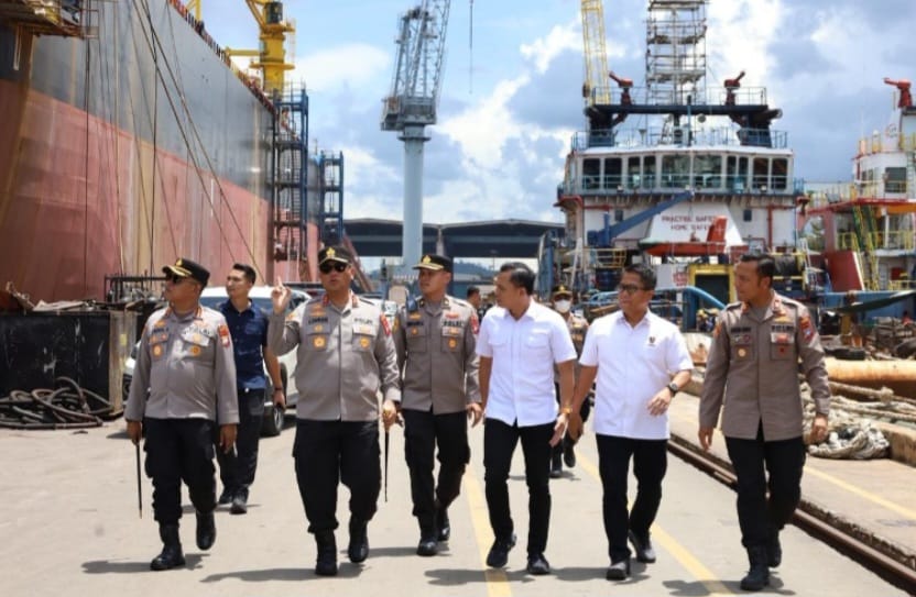 Kapolda Kepri Tinjau Lokasi Kebakaran Kapal Federal II Tanjung Uncang dan Jenguk Korban di Rumah Sakit