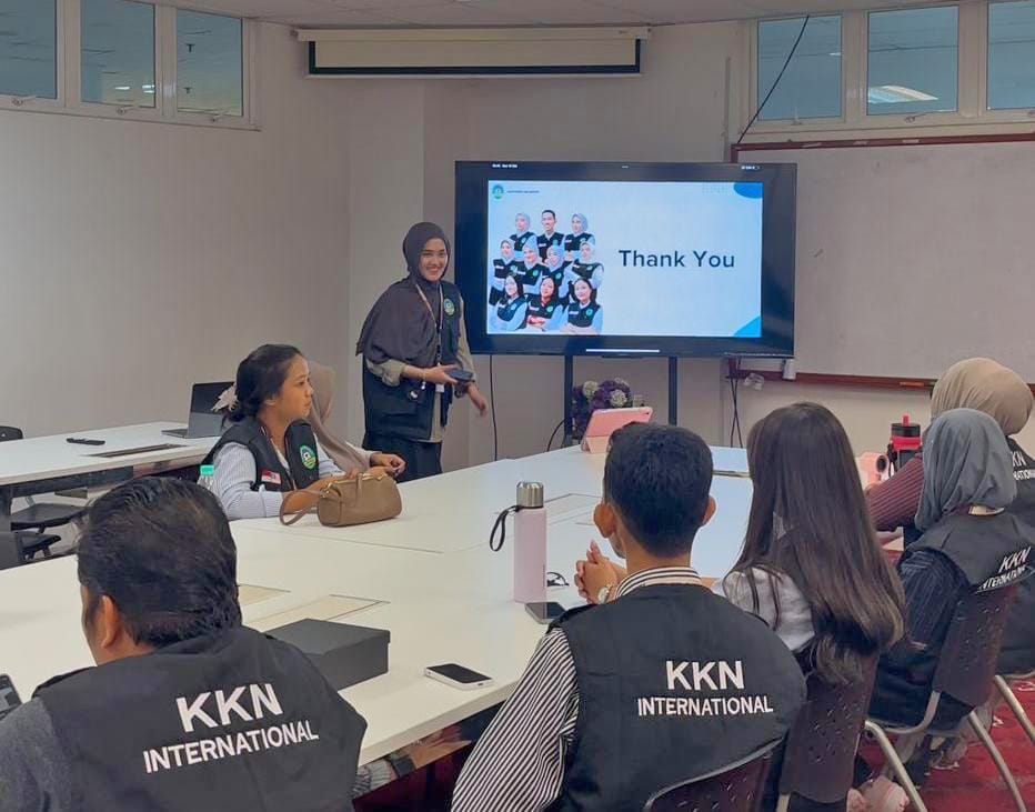 Mahasiswa KKN Internasional Universitas Megarezky Makassar Melakukan Pengenalan Alat Laboratorium dan Penyuluhan Kesehatan