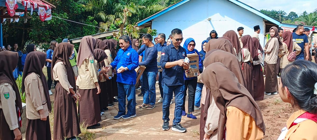Meyongsong  HUT ke-14, NasDem Sekadau Gelar Baksos di Desa Engkersik