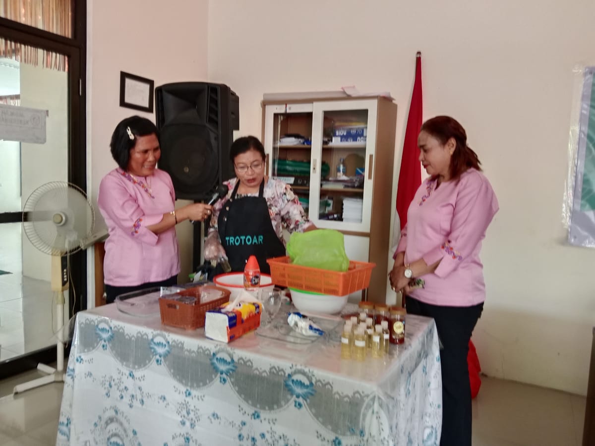 DWP Kota Ambon Berdayakan Perempuan Lewat Pelatihan Ikan Asap Cair Inovatif