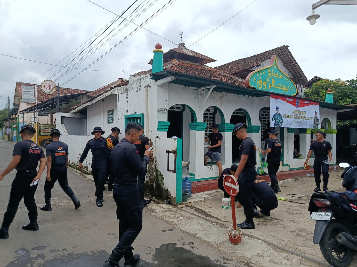 Sambut Hari Jadi ke 80, Brimob Bersih2 Tempat Ibadah.