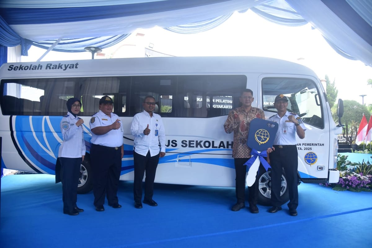 Menhub Serahkan Bantuan Bus Sekolah untuk SRMA 20 Bromonilan Sleman