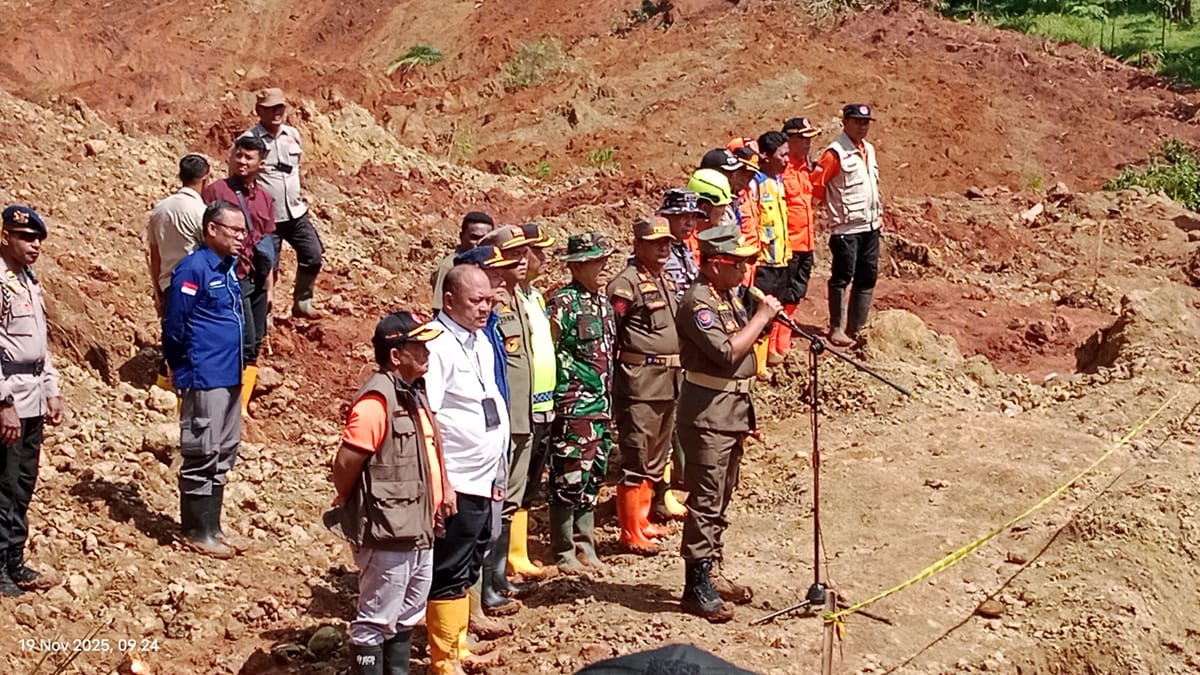 Mendagri Tito Karnavian dan Kepala BMKG Tinjau Lokasi Longsor di Majenang, Cilacap