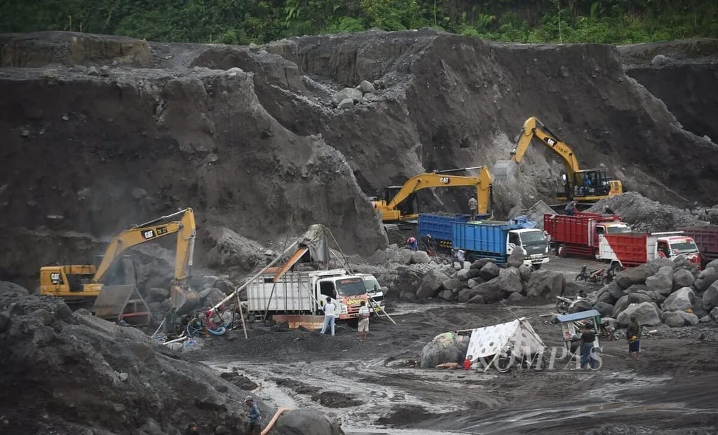 Gunung Semeru Berstatus Awas, Semua Aktivitas Pertambangan di Lumajang Dihentikan Hingga Aman