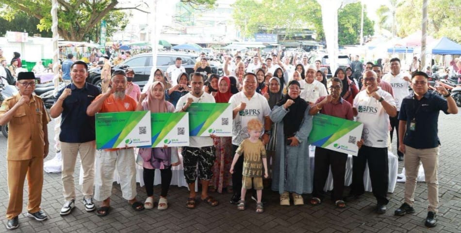 Pelaku Usaha Terima Kartu BPJS dari BPRS Bahari Berkesan Ternate