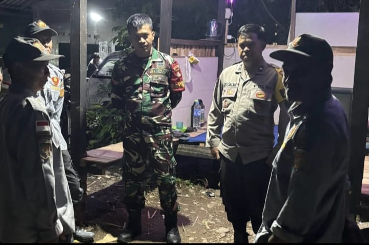 Patroli Malam Wujud Kekompakan Babinsa, Bhabinkamtibmas, dan Linmas Batu Benawa, HST, Kalsel