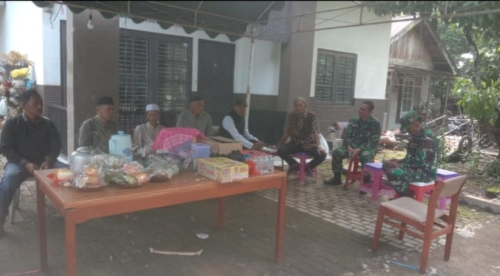 Dekat dengan Rakyat, Babinsa Koramil Batu Benawa Melayat Warga yang Meninggal Dunia