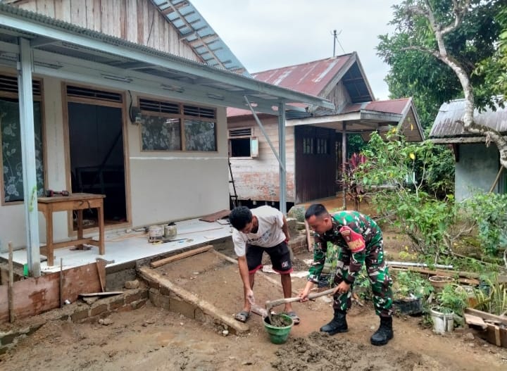 Tingkatkan Keperdulian Sosial,Babinsa Koramil 1002-02 Bantu Perbaiki Rumah Warga Binaan