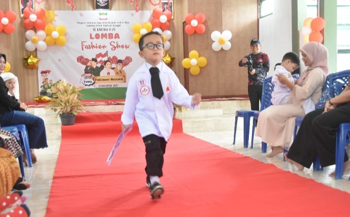 Ibu dan Anak Bersinergi Dalam Lomba Fashion Show Cosplay TK.Kartika V-25