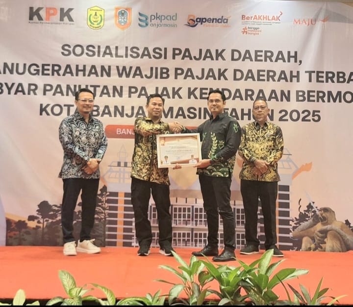 Pelindo Regional 3 Sub Regional Kalimantan Raih Penghargaan Wajib Pajak Daerah Terbaik I dari Pemko Banjarmasin