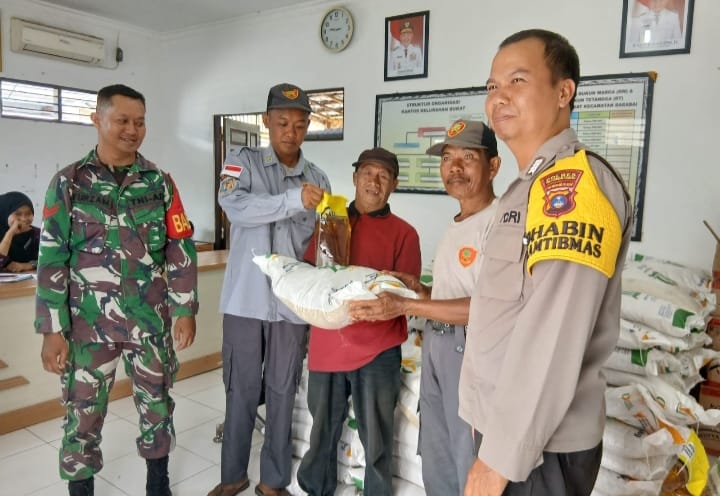 Babinsa Turun ke Lapangan, Penyaluran Bantuan Beras di HST Berjalan Lancar