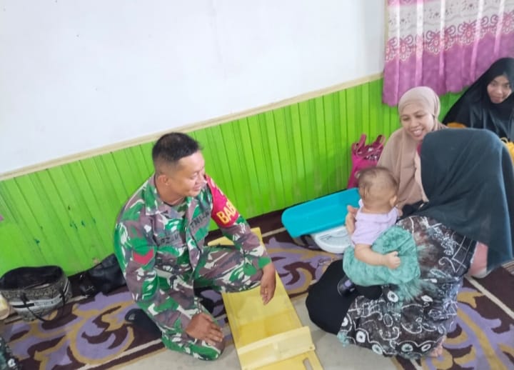 Babinsa Koramil 1002-06/Barabai Dampingi Kegiatan Posyandu Sehati di Bukat