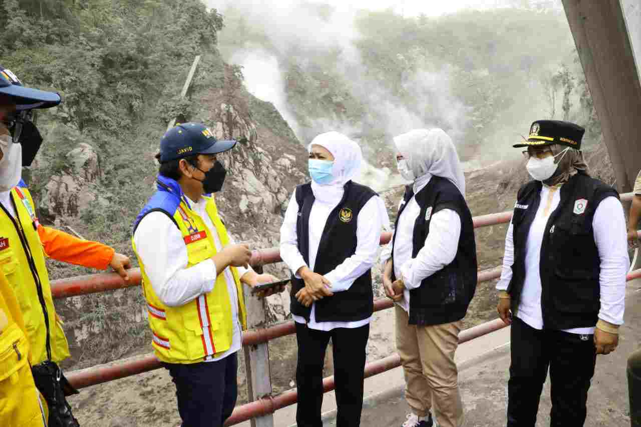 Gubernur Khofifah Pimpin Penanganan Dampak Awan Panas Gunung Semeru