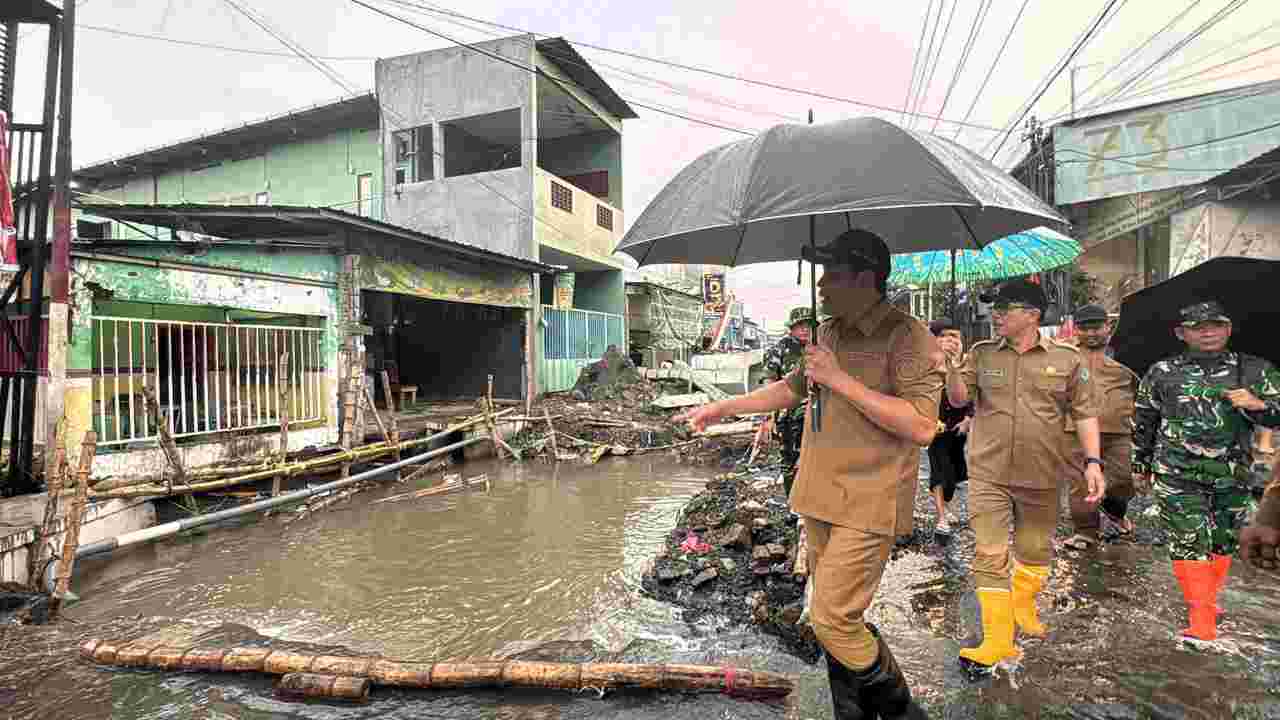 Bupati Subandi Sidak Banjir Di Waru : Pompa Kita Kerahkan!