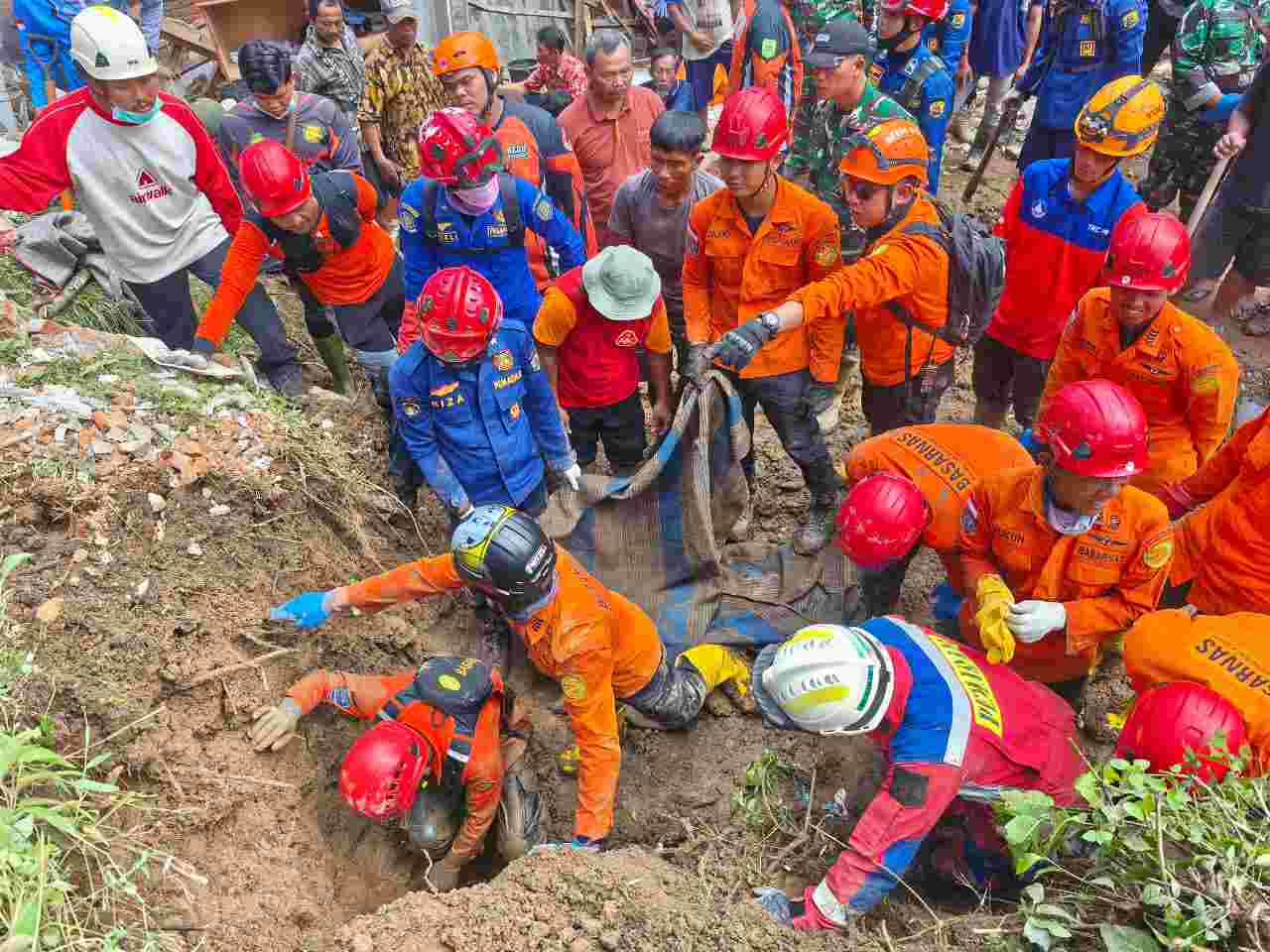 Tim SAR Gabungan Temukan Lima Korban Longsor di Trenggalek