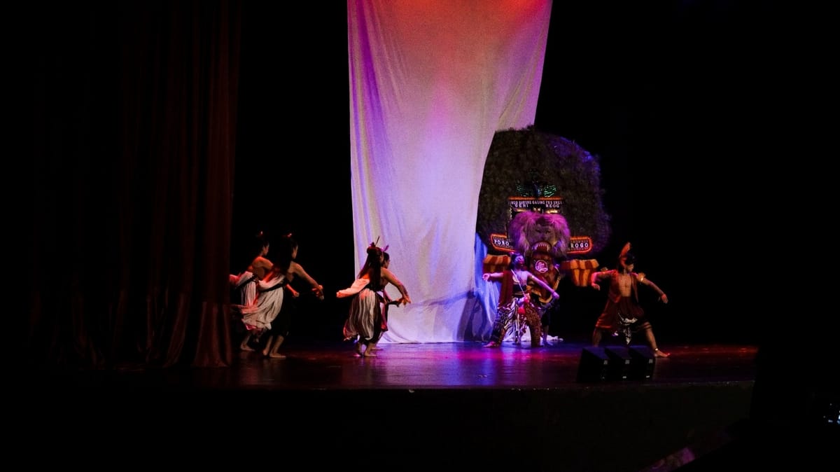 FTPMN 2025 Resmi Dibuka di UNESA : Api Seni Menyala, Tradisi dan Kreativitas Berpadu dalam Satu Panggung.