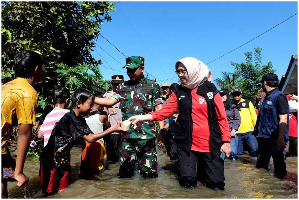 Pemkab Lumajang dan TNI Salurkan Bantuan Logistik untuk 2.120 Warga Korban Banjir
