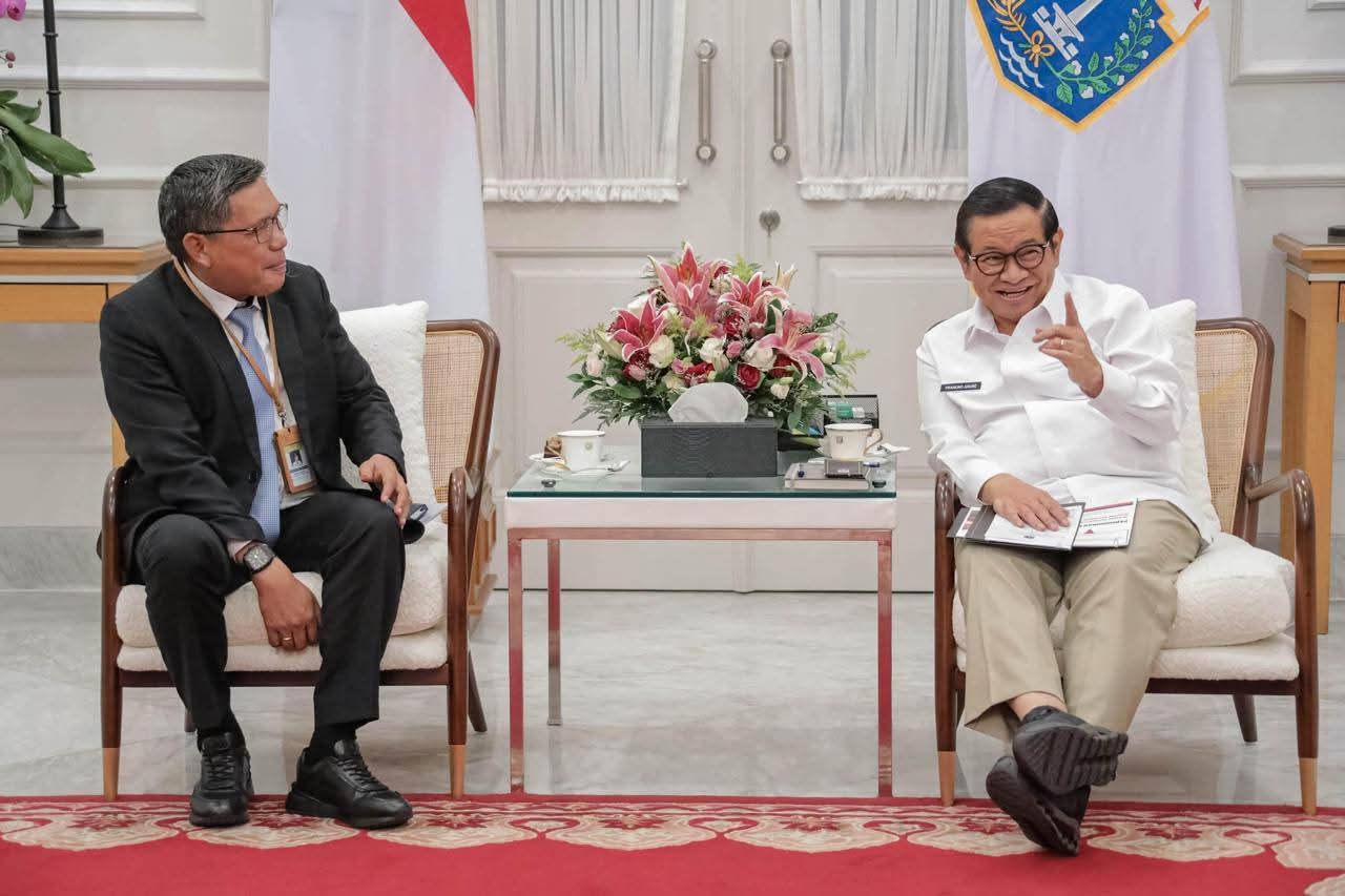 Walikota Ambon  Minta  Bantuan Hibah Truk Sampah Ke  Pemprov Jakarta