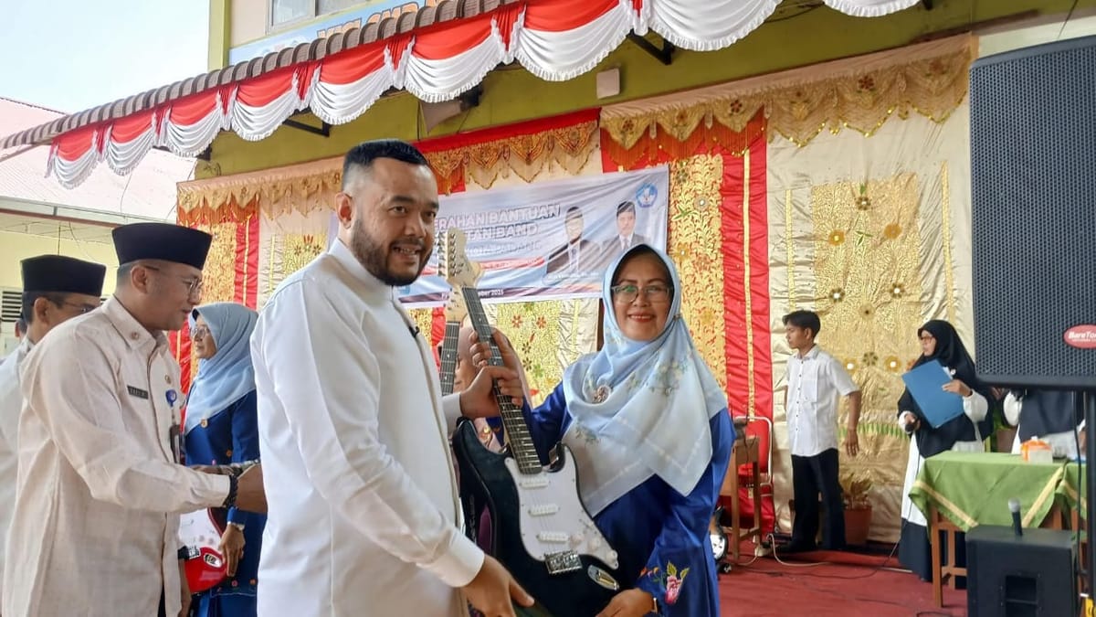 Pemko Padang Serahkan Bantuan Alat Band, Hidupkan Semangat Ekstrakurikuler di Sekolah