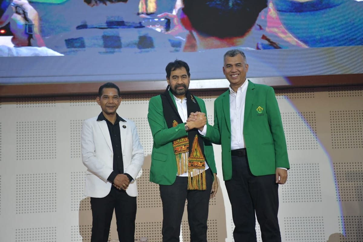 Hadiri Pelantikan Pengurus IKA Unimal, Gubernur Mualem Dikukuhkan sebagai Alumni Kehormatan