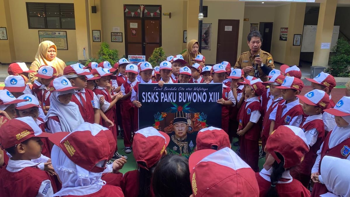 PB XIII Wafat, Siswa SDN Joglo Surakarta Doa Bersama.