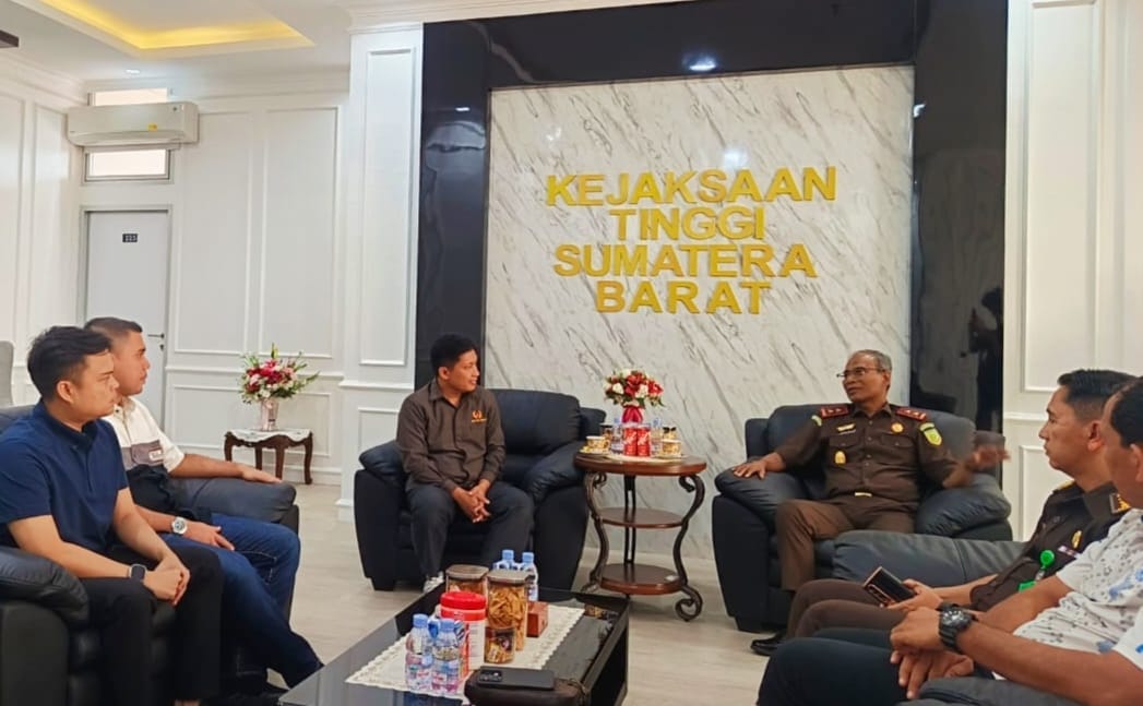 Berkomitmen Bersihkan Tata Kelola Olahraga, Pimpinan KONI Sumbar Silaturahmi ke Kajati
