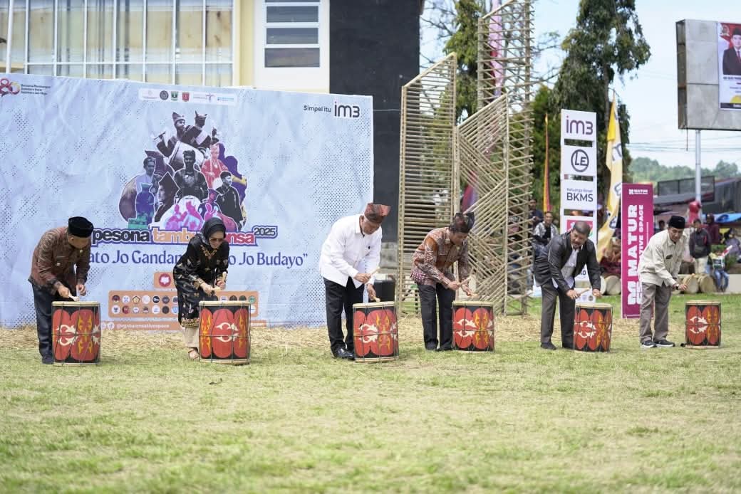 Pesona Tambua Tansa 2025 Bergema, Gubernur Mahyeldi Apresiasi Anak Muda Agam