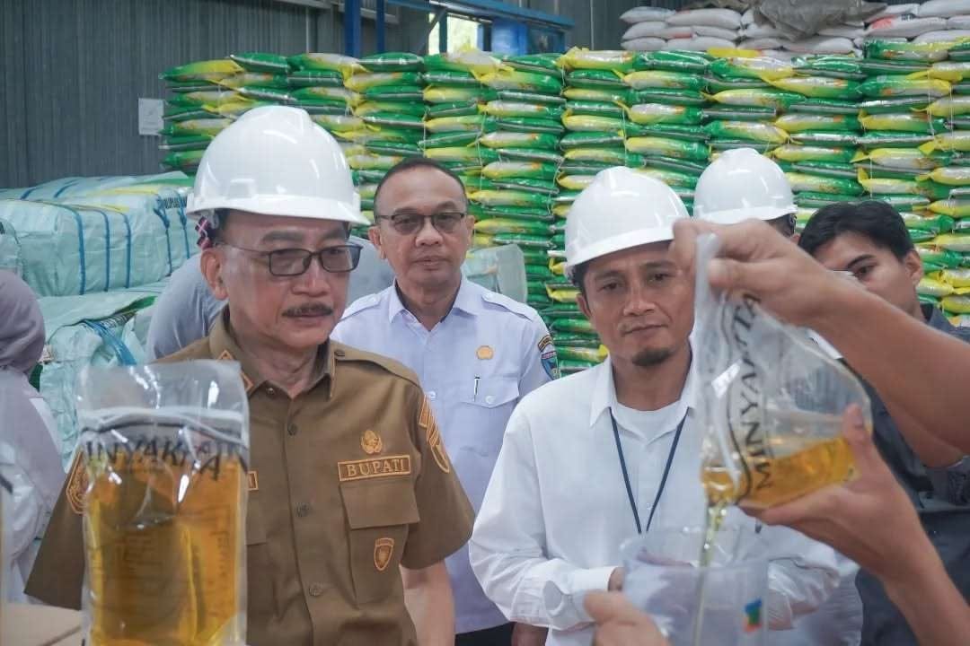 Pastikan Bantuan Pangan Bermutu, Bupati Pessel Tinjau Gudang Bulog Sago