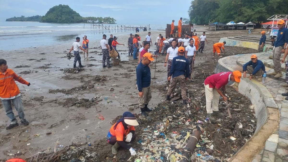 Kolaborasi Lintas Sektoral, Bersihkan Objek Wisata Pantai Air Manis dan Tanam Kelapa Hibrida