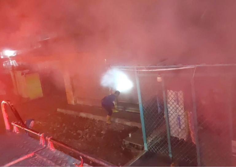 Damkar Padang Berhasil Selamatkan Pasar, Satu Unit Toko di Pasar Simpang Haru Hangus Terbakar