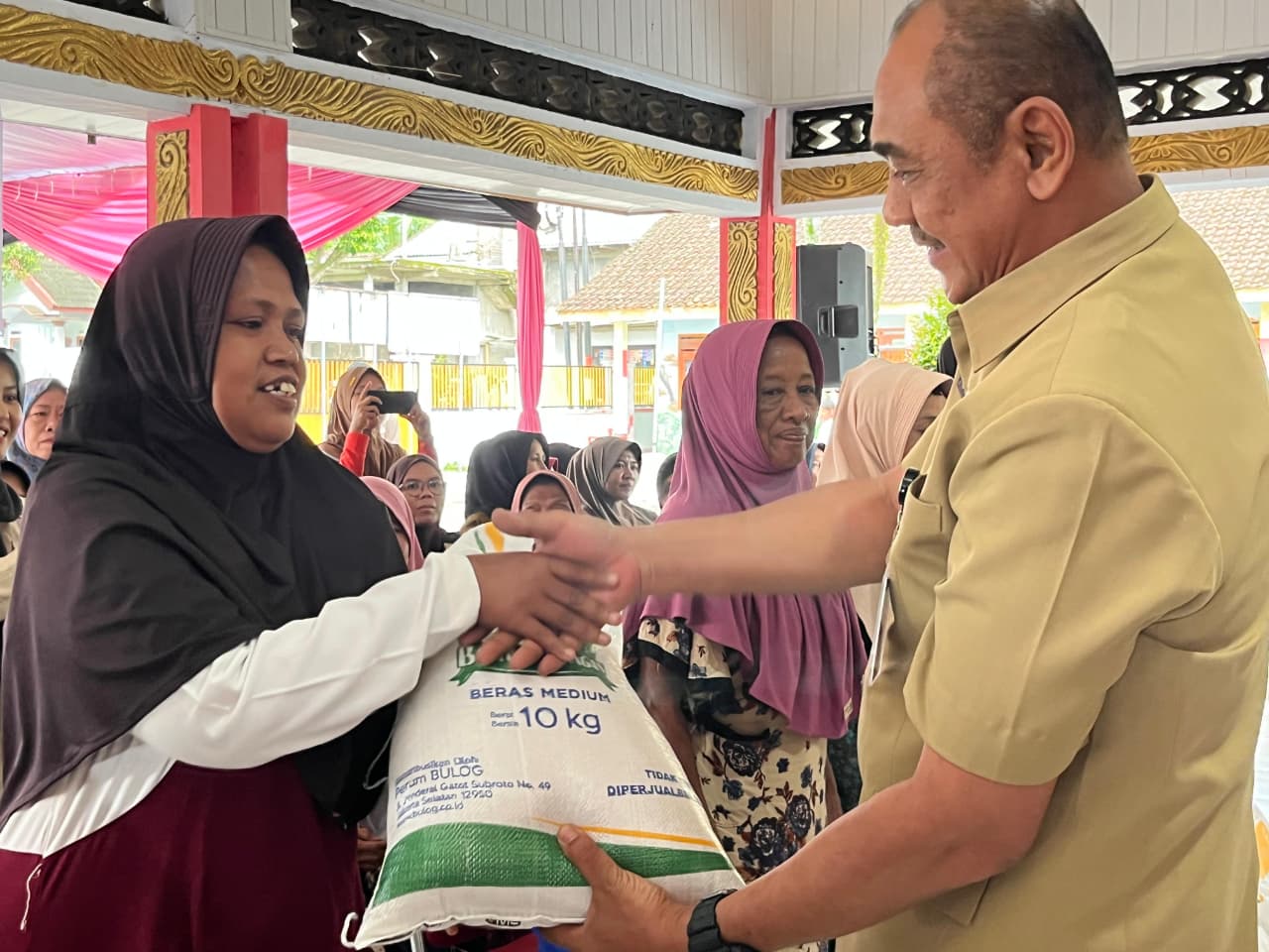 Pemkab Jember dan Bulog Salurkan Bantuan Pangan Oktober-November 2025