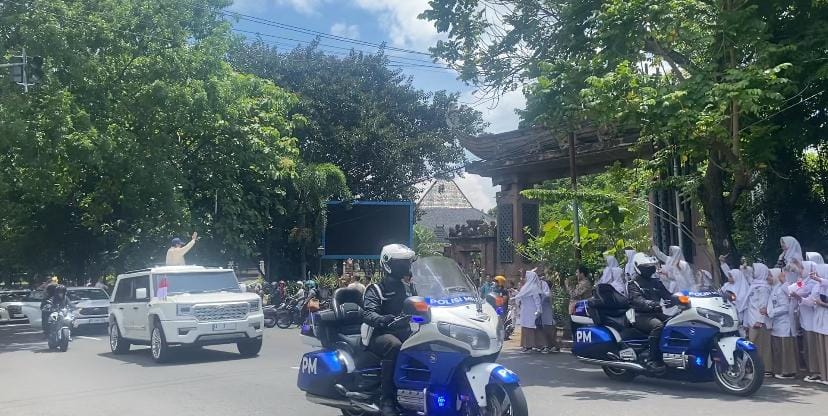 Prabowo Di Solo, Disambut Siswa