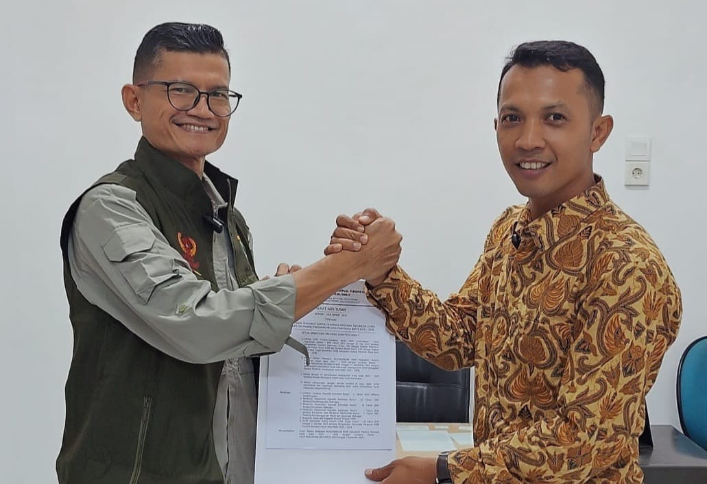 Plh Ketum KONI Sumbar Serahkan SK Kelanjutan KONI Padang Pariaman 2024–2028