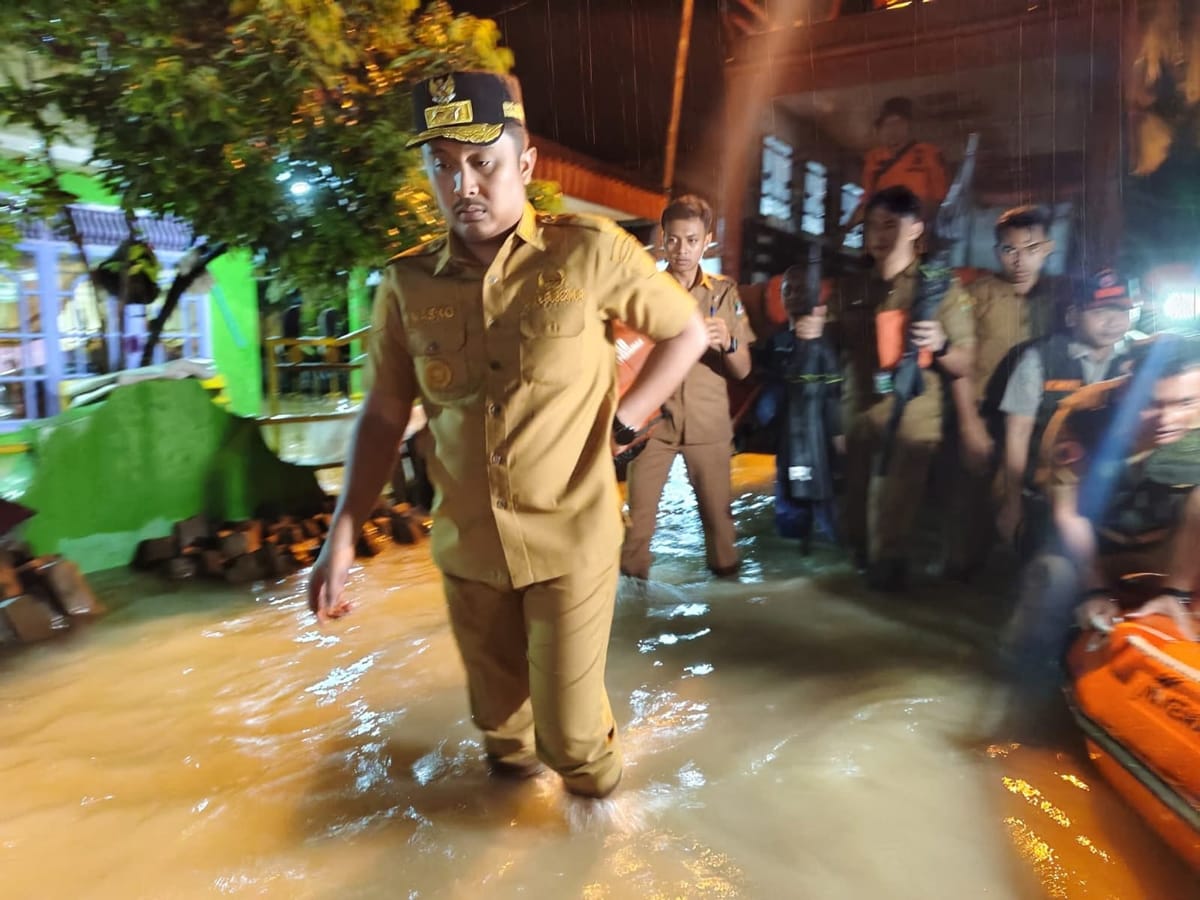 Wagub Sumbar Tinjau Korban Banjir di Ulakan, Salurkan Bantuan dan Instruksikan Penanganan Cepat