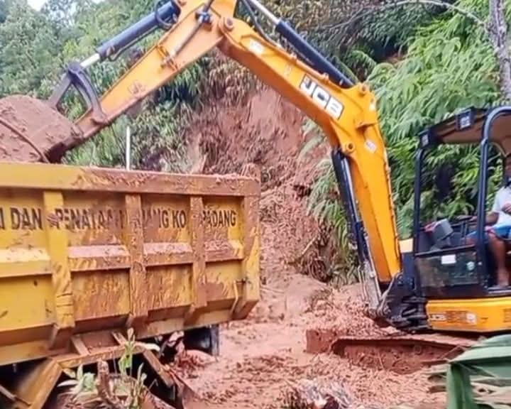 Atasi Bencana Longsor, DPUPR Kota Padang Turunkan Dua Alat Berat