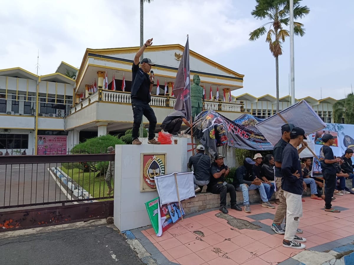 AMJB Unjuk Rasa Menuntut Bupati dan Wakil Bupati Jember,  Akur Atau Mundur