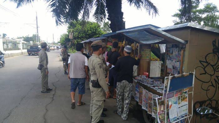 Sembilan puluh dua objek bangunan liar dan PKL ditertibkan.