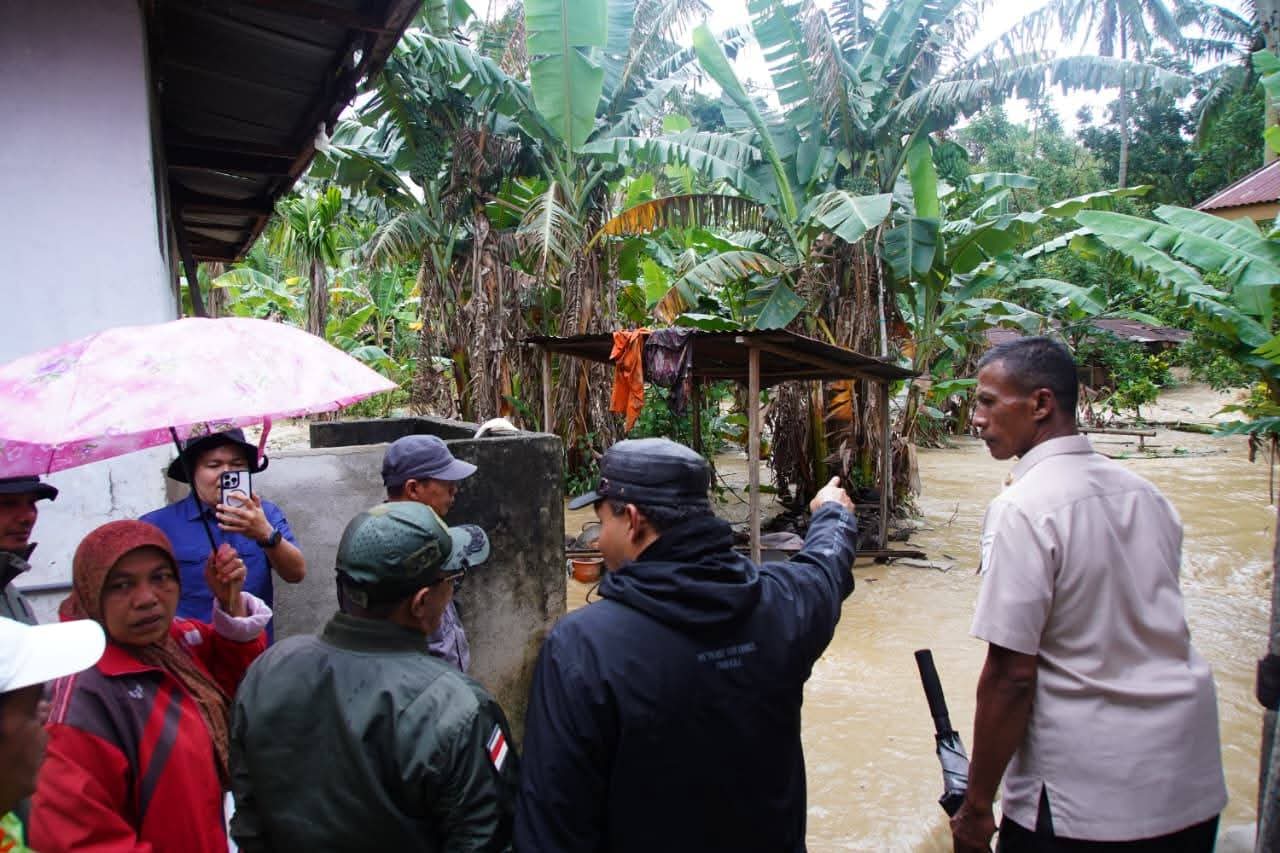Kunjungi Jorong yang Terisolir Akibat Banjir, Bupati Tanah Datar Berikan Dukungan Moril dan Materil