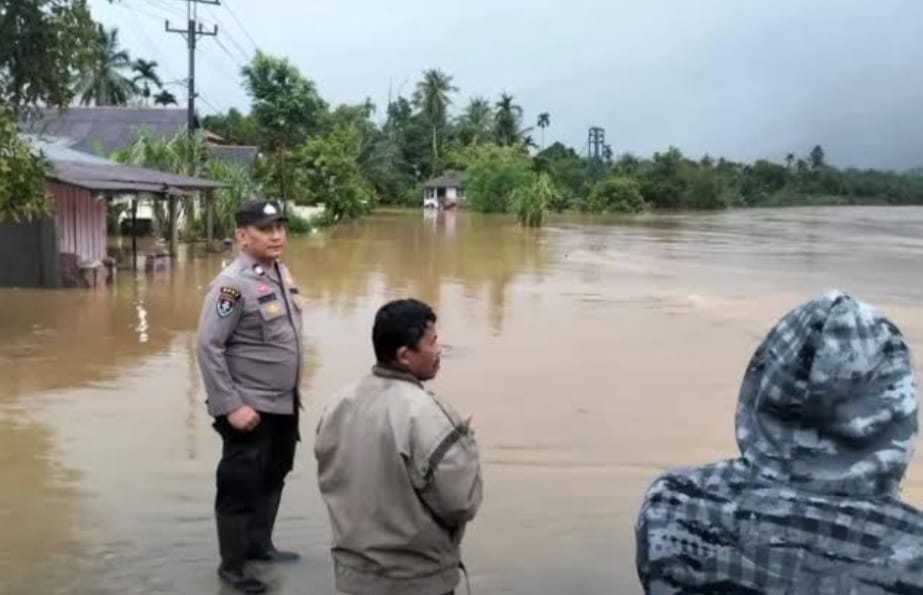 Debit Air Terus Meningkat, Jalan Raya Padang- Painan Tak Dapat Dilalui