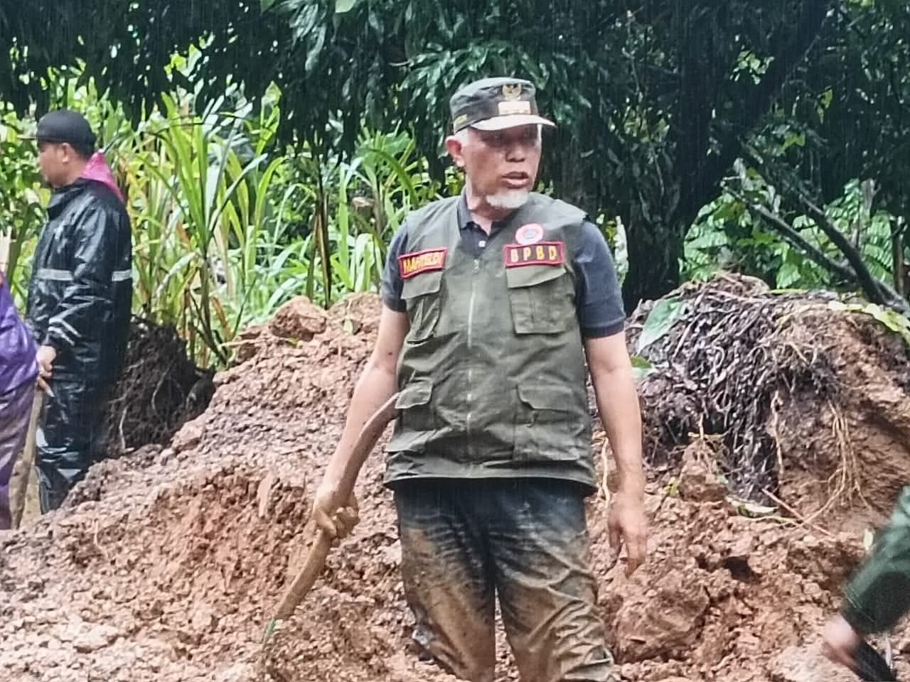 Gubernur Sumbar Mahyeldi Turun Tangan Bersihkan Material Longsor di Malalak