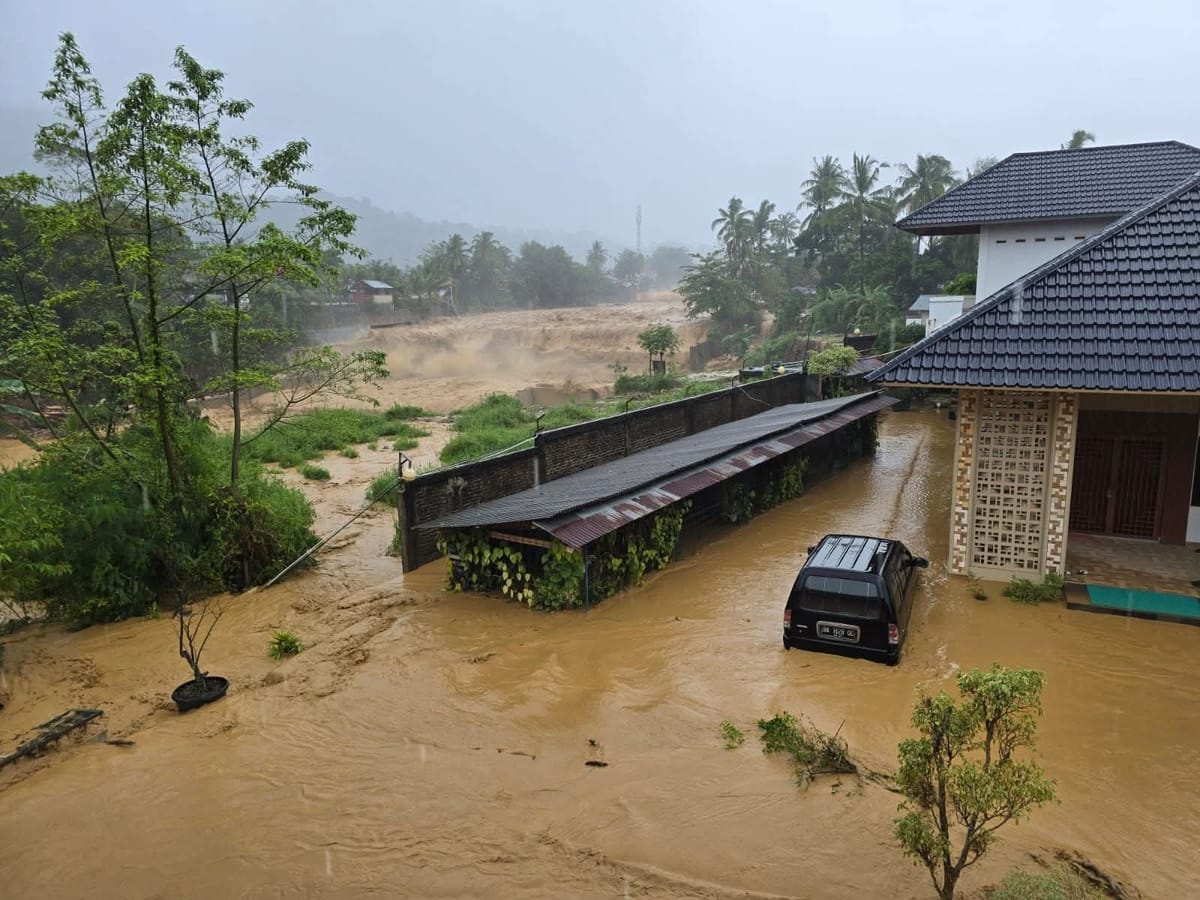 Curah Hujan Masih Tinggi: Warga Padang Diimbau Waspada, Jauhi Bibir Sungai
